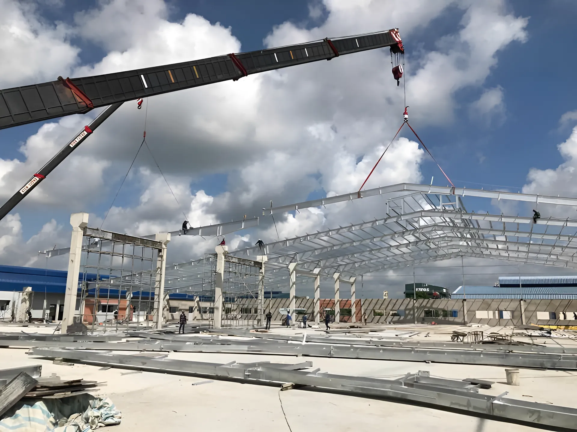 Steel roof truss erection — warehouse 3
