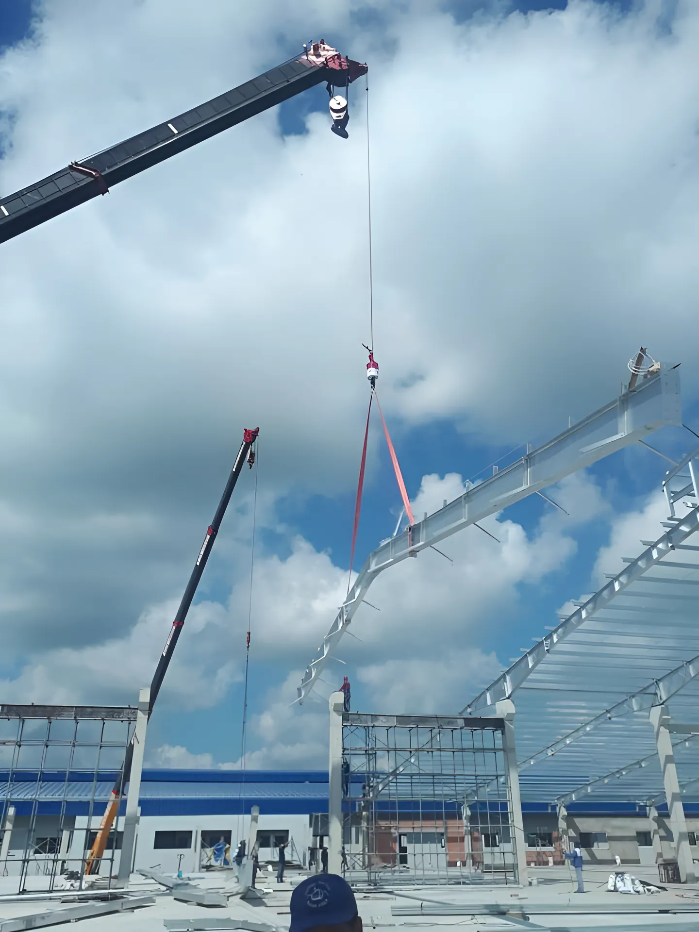 Steel roof truss erection — warehouse 4