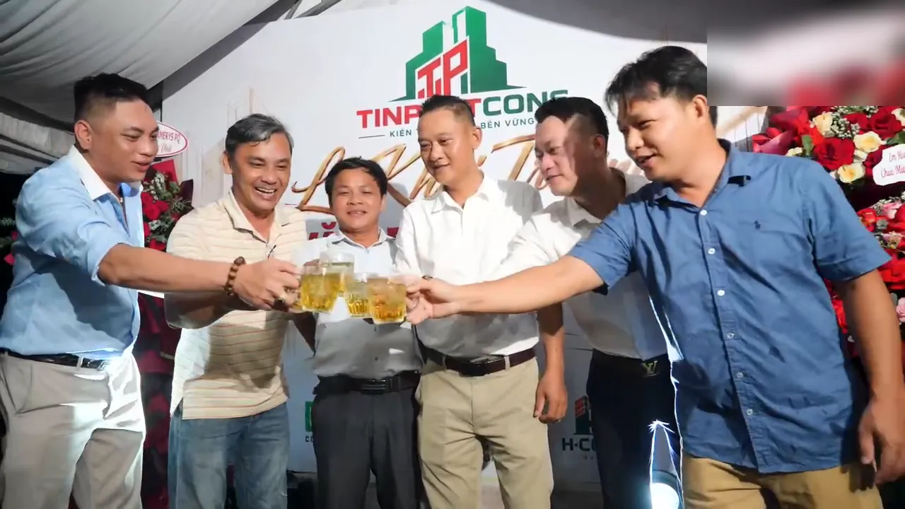 Khách mời và anh em Tín Phát Cons nâng ly chúc mừng văn phòng mới